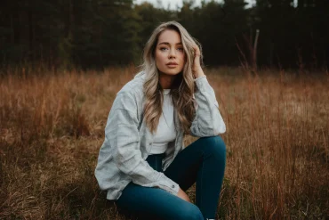 ragazza che veste una camicia in flanella