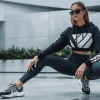 donna con completo athleisure